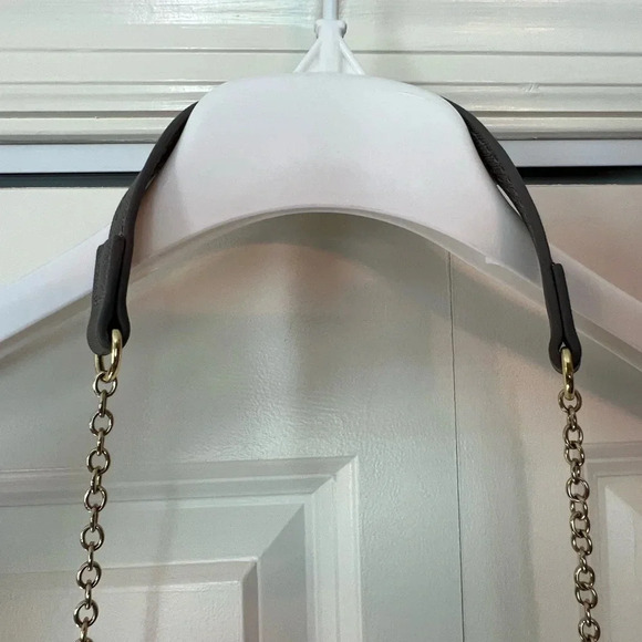 Betsy Johnson small bag. Gray and gold chain. - Picture 3 of 6